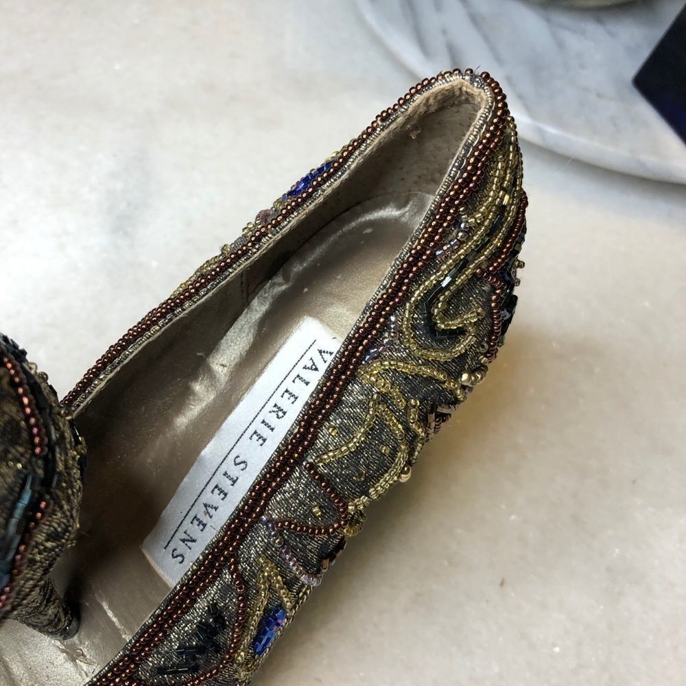 New Valerie Stevens beaded gold pumps - Picture 2 of 11